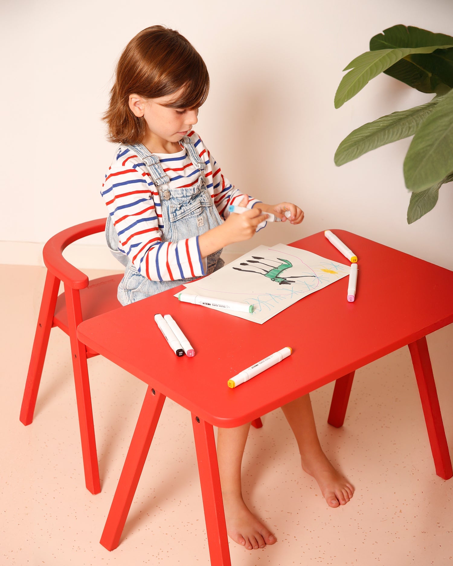Combine design and comfort: Kid's chair and desk