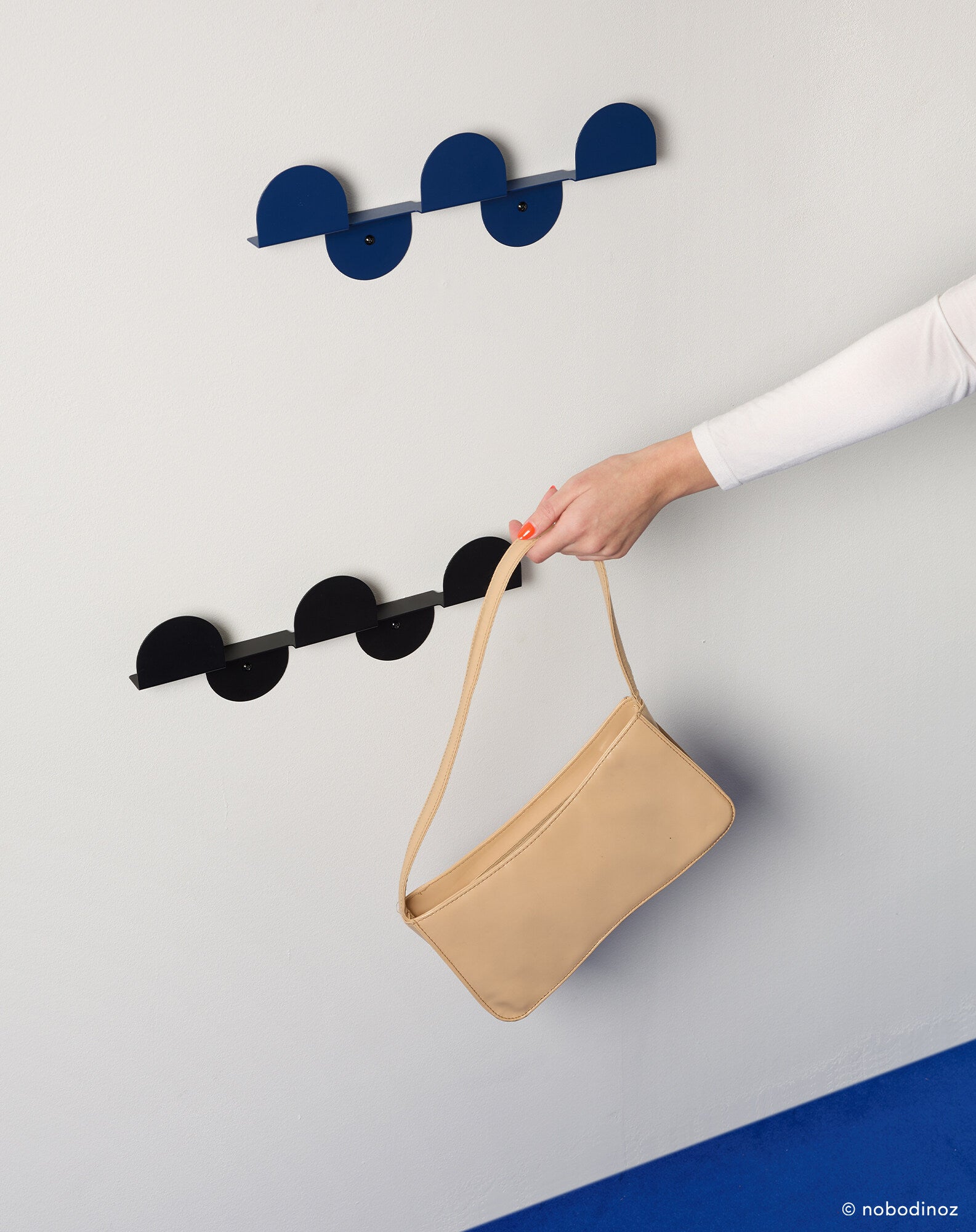 Lacquered steel wall coat rack