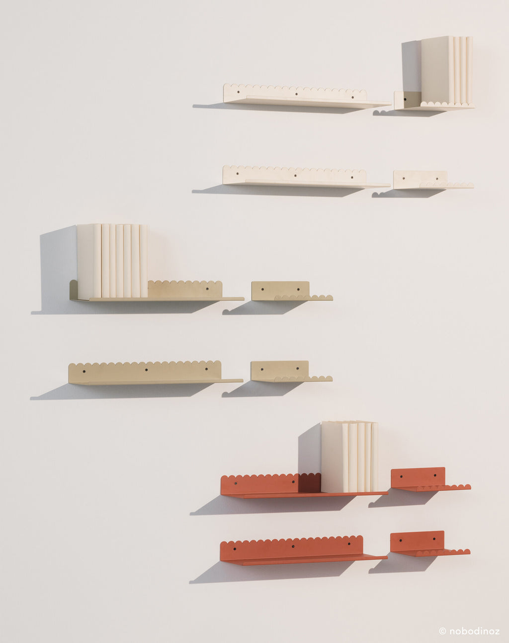 Grande étagère murale en acier laqué