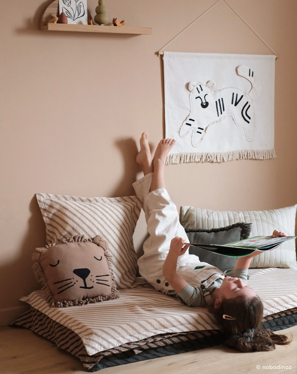 Coussin brodé Lion Landscape
