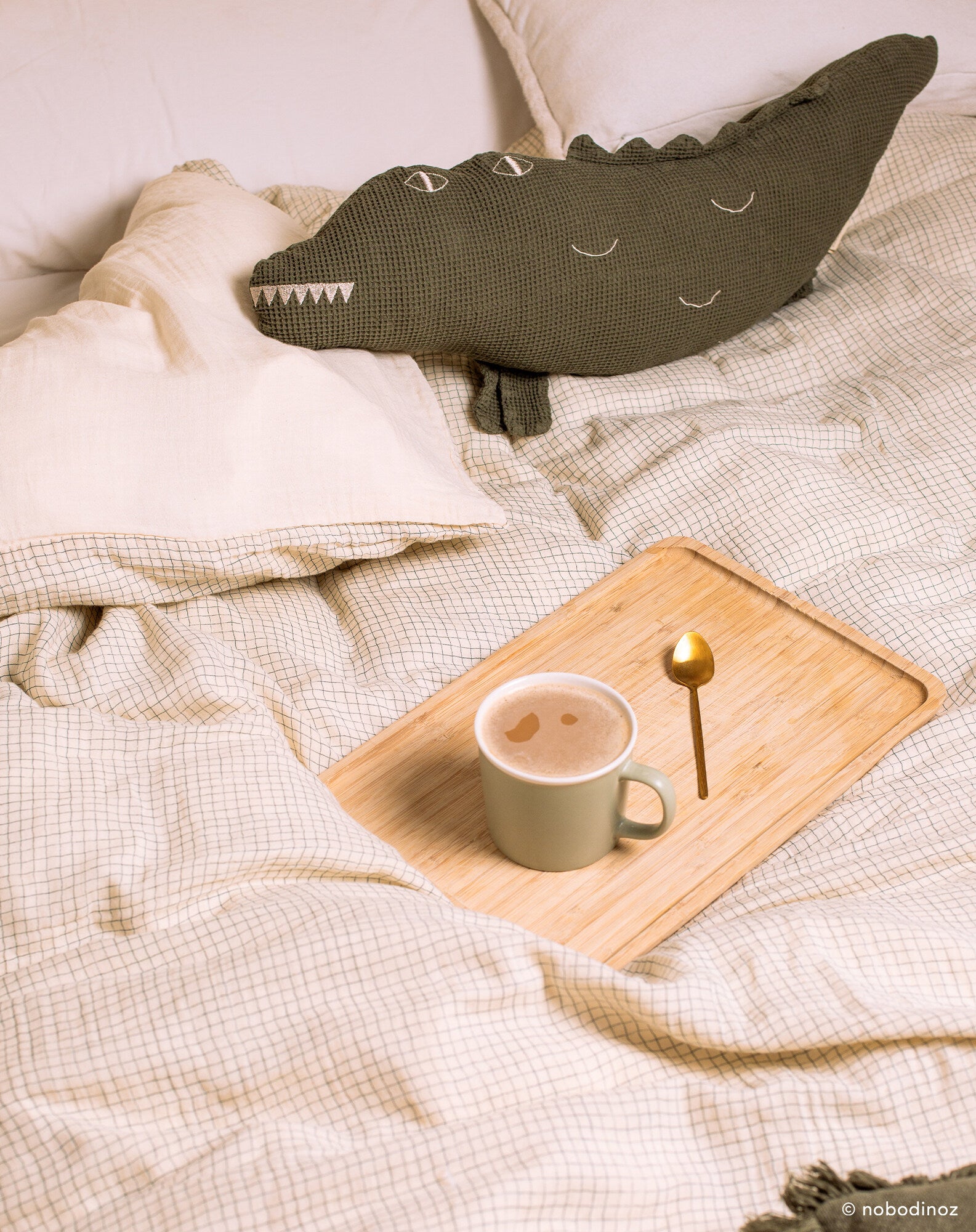 Coussin crocodile brodé en coton lavé Wabi-Sabi