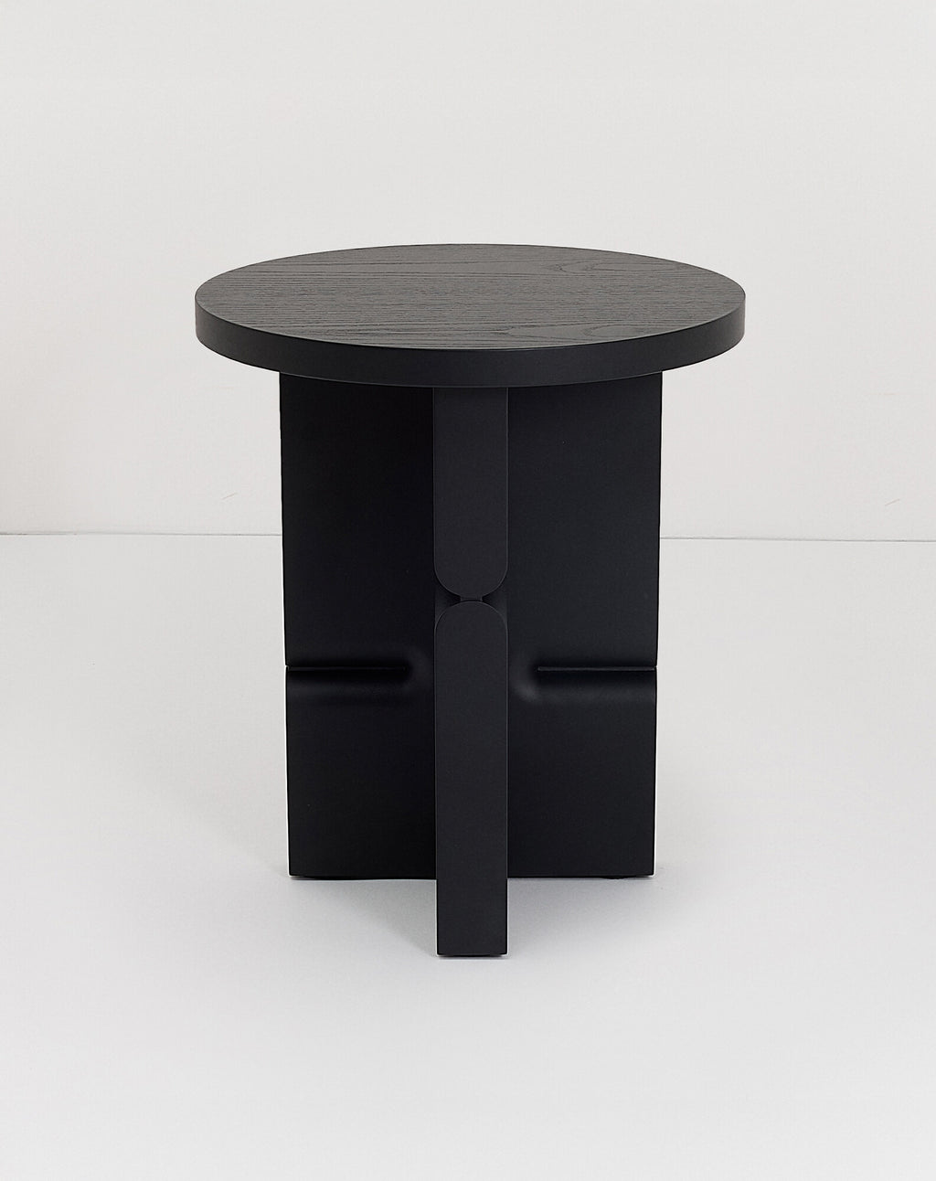 Taburete y mesa auxiliar de madera pintada noon