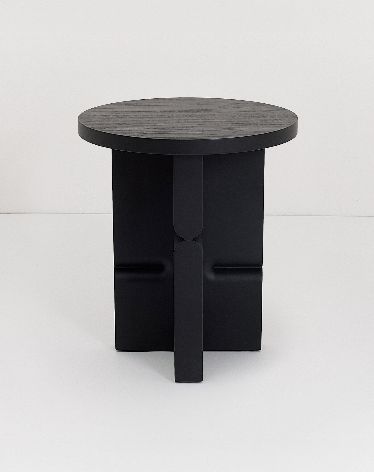 Tabouret et table d'appoint en bois peint noon