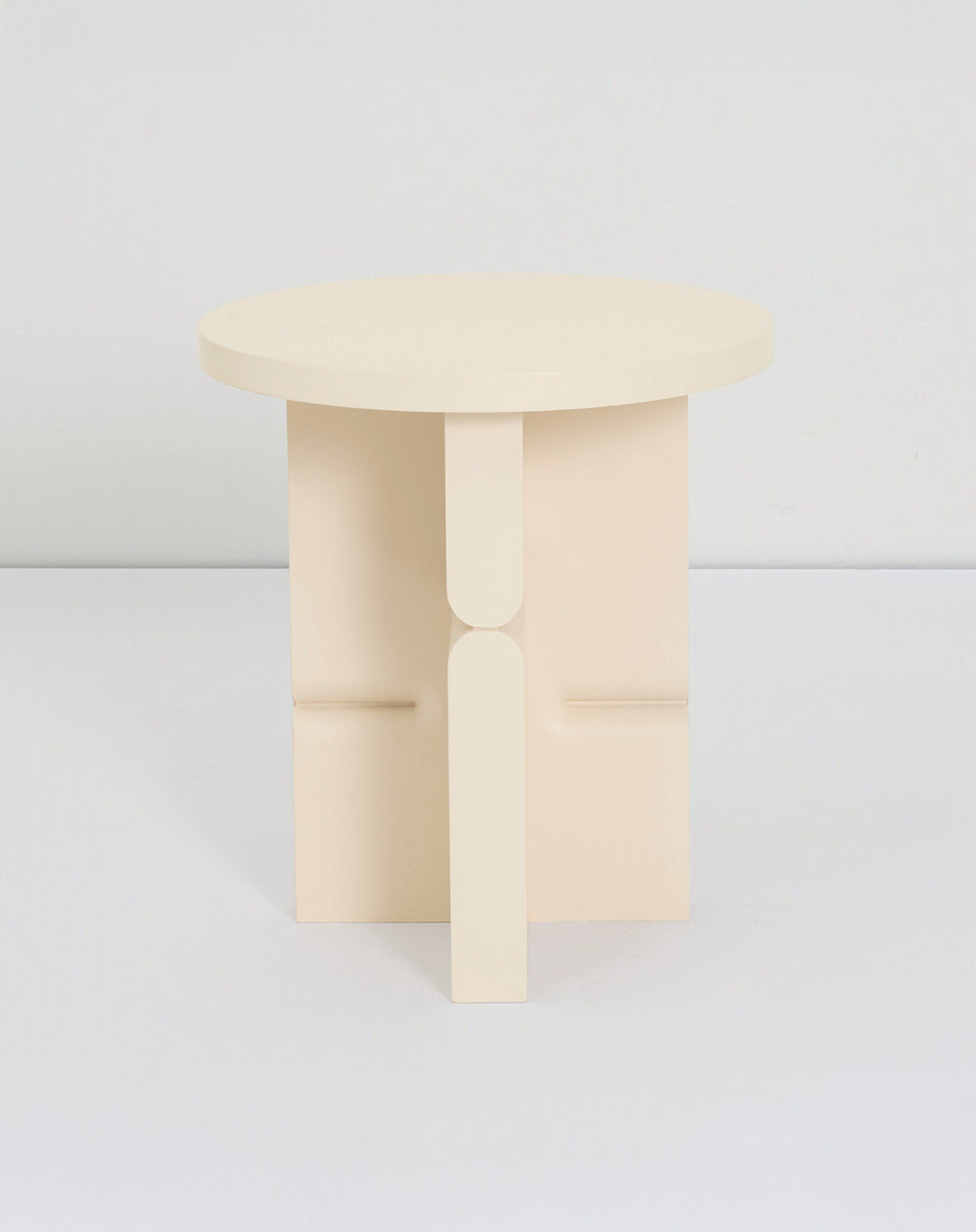 Taburete y mesa auxiliar de madera pintada noon