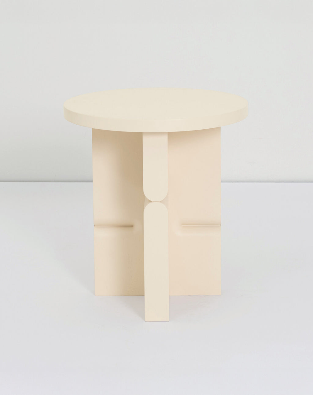 Taburete y mesa auxiliar de madera pintada noon