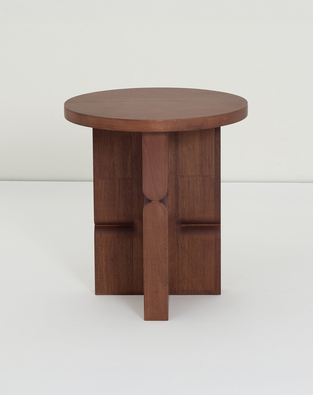 Tabouret et table d'appoint en bois teinté noon
