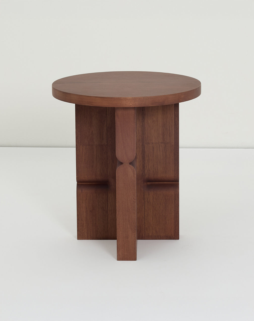 Taburete y mesa auxiliar de madera tintada noon