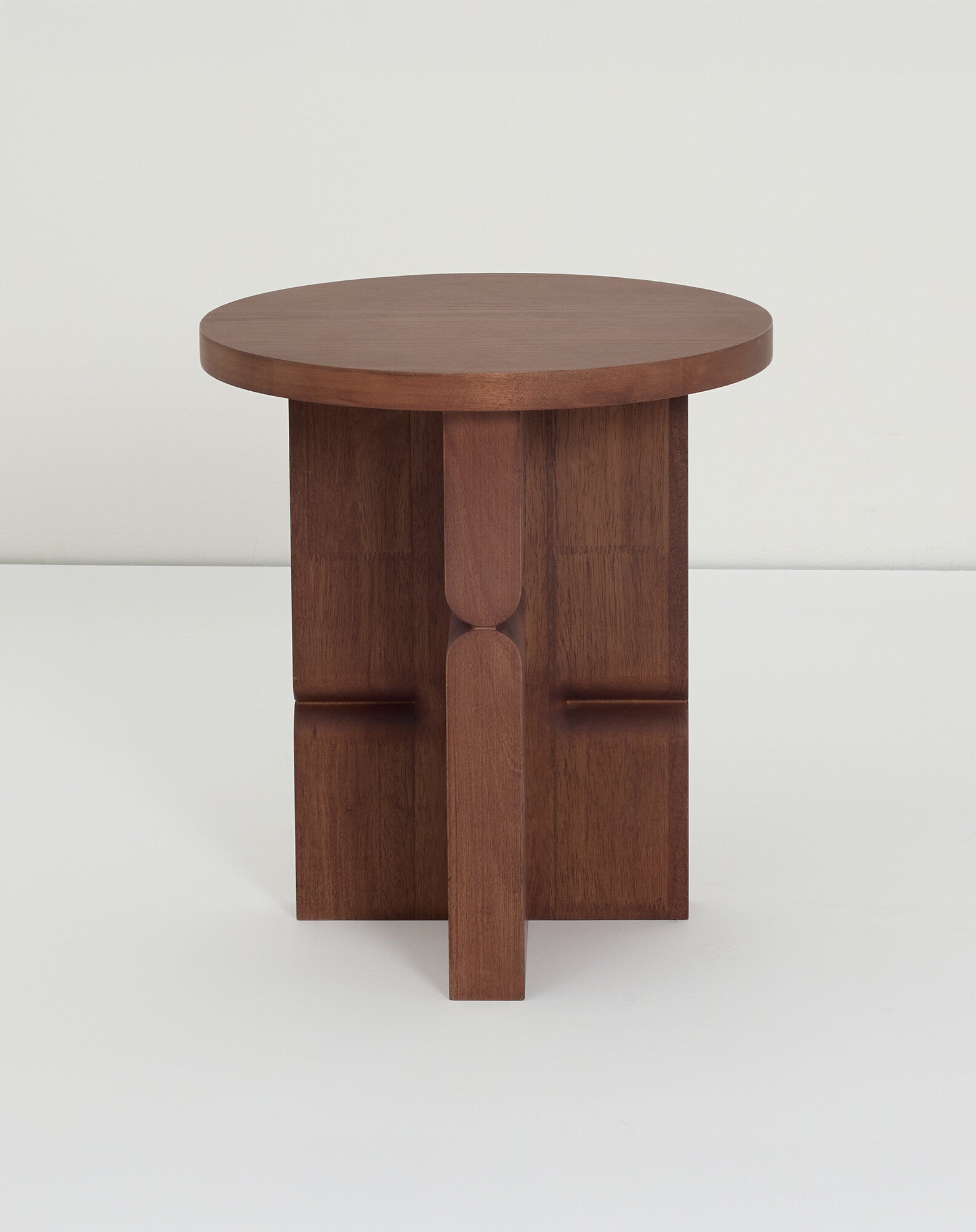Tabouret et table d'appoint en bois teinté noon
