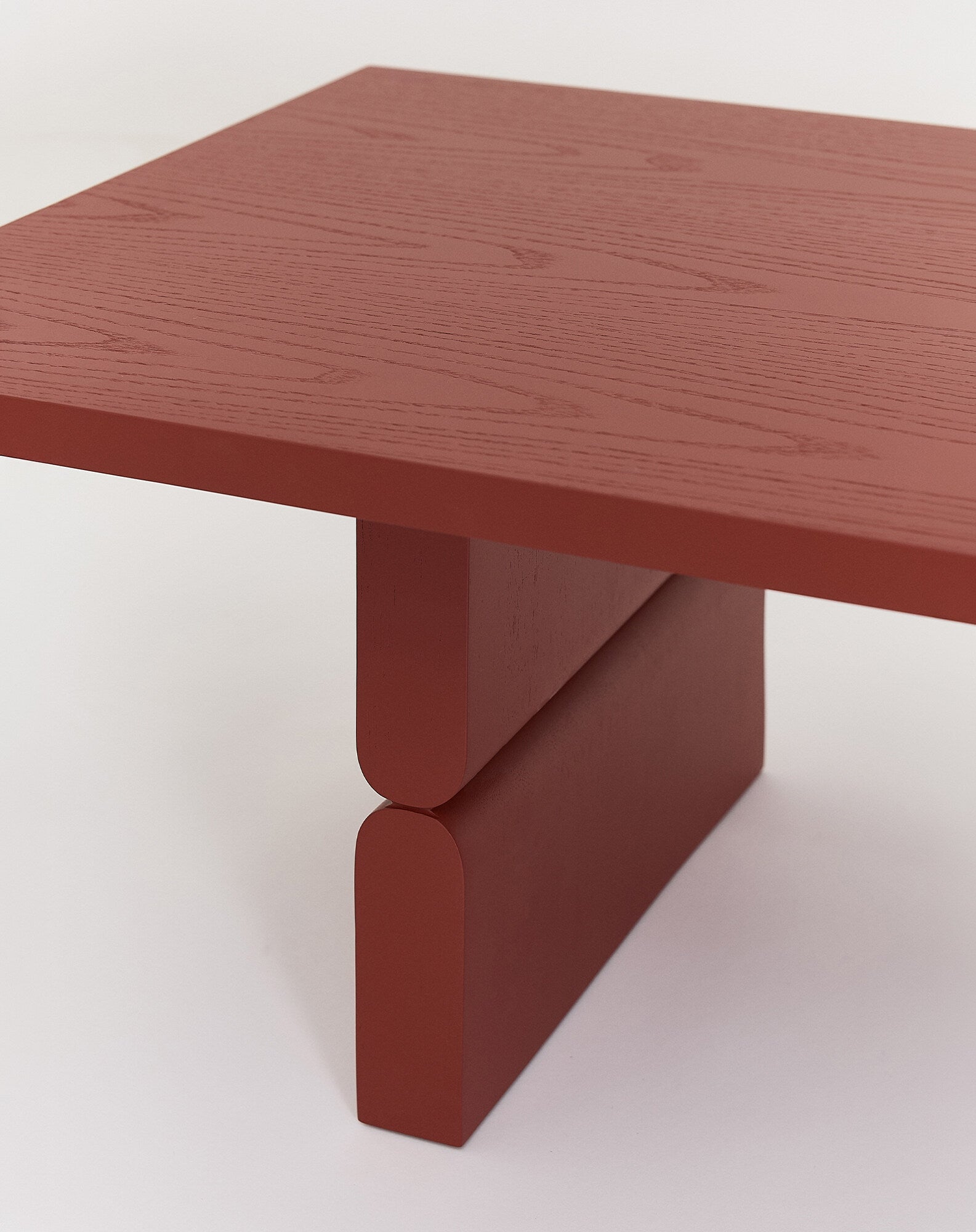 Table basse en bois peint noon