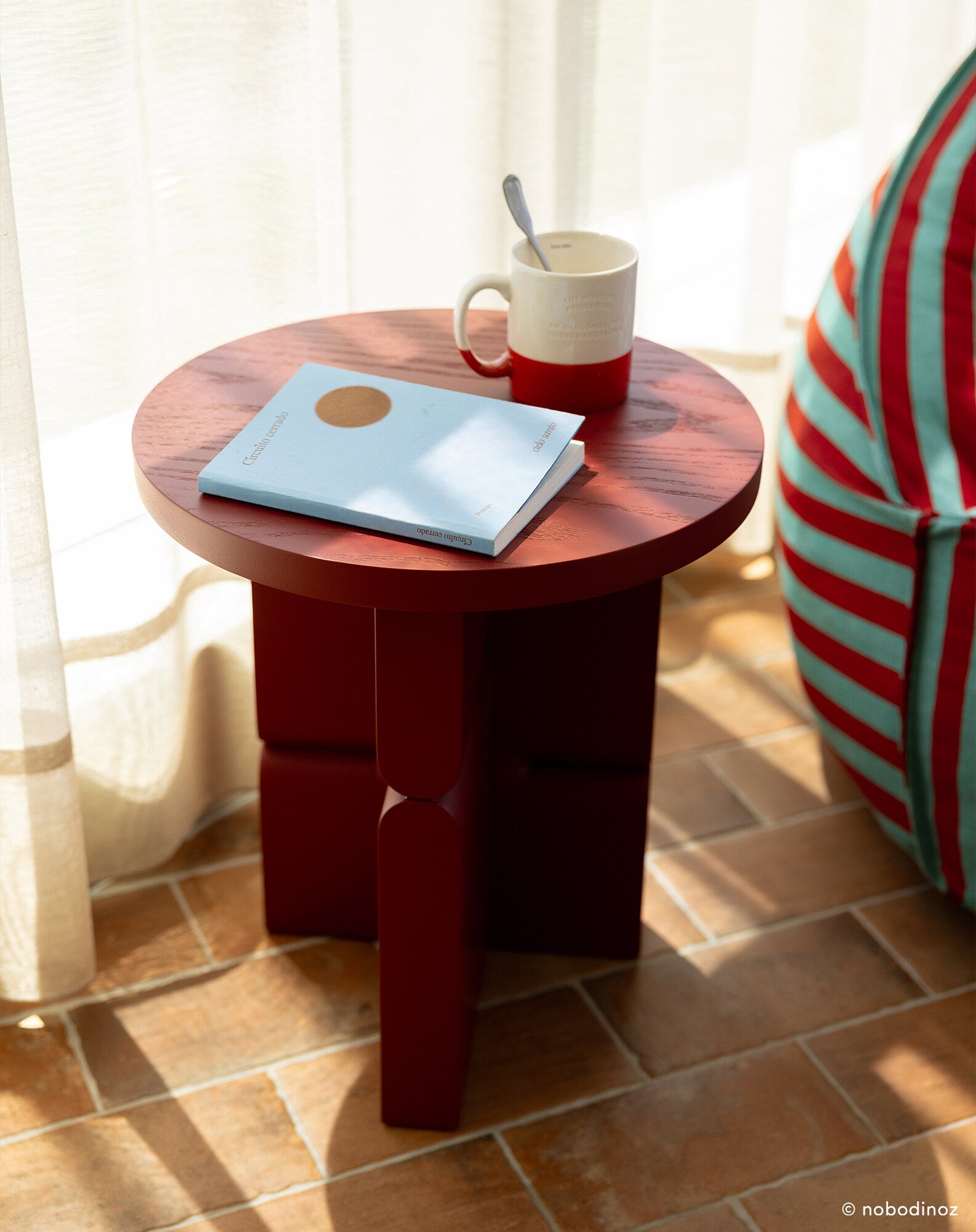 Tabouret et table d'appoint en bois peint noon