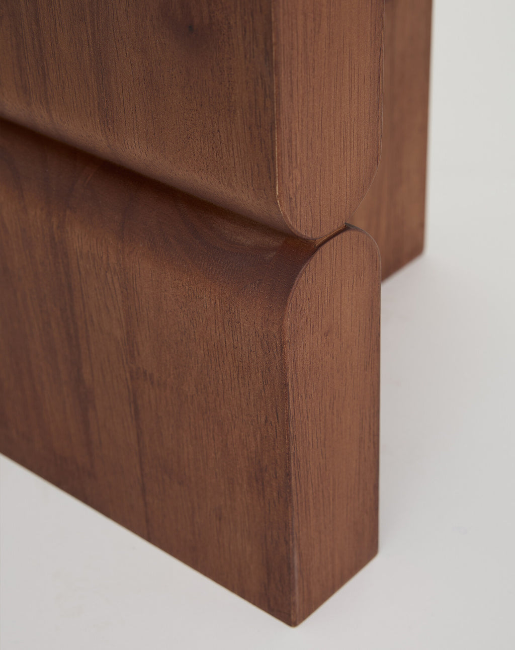 Taburete y mesa auxiliar de madera tintada noon