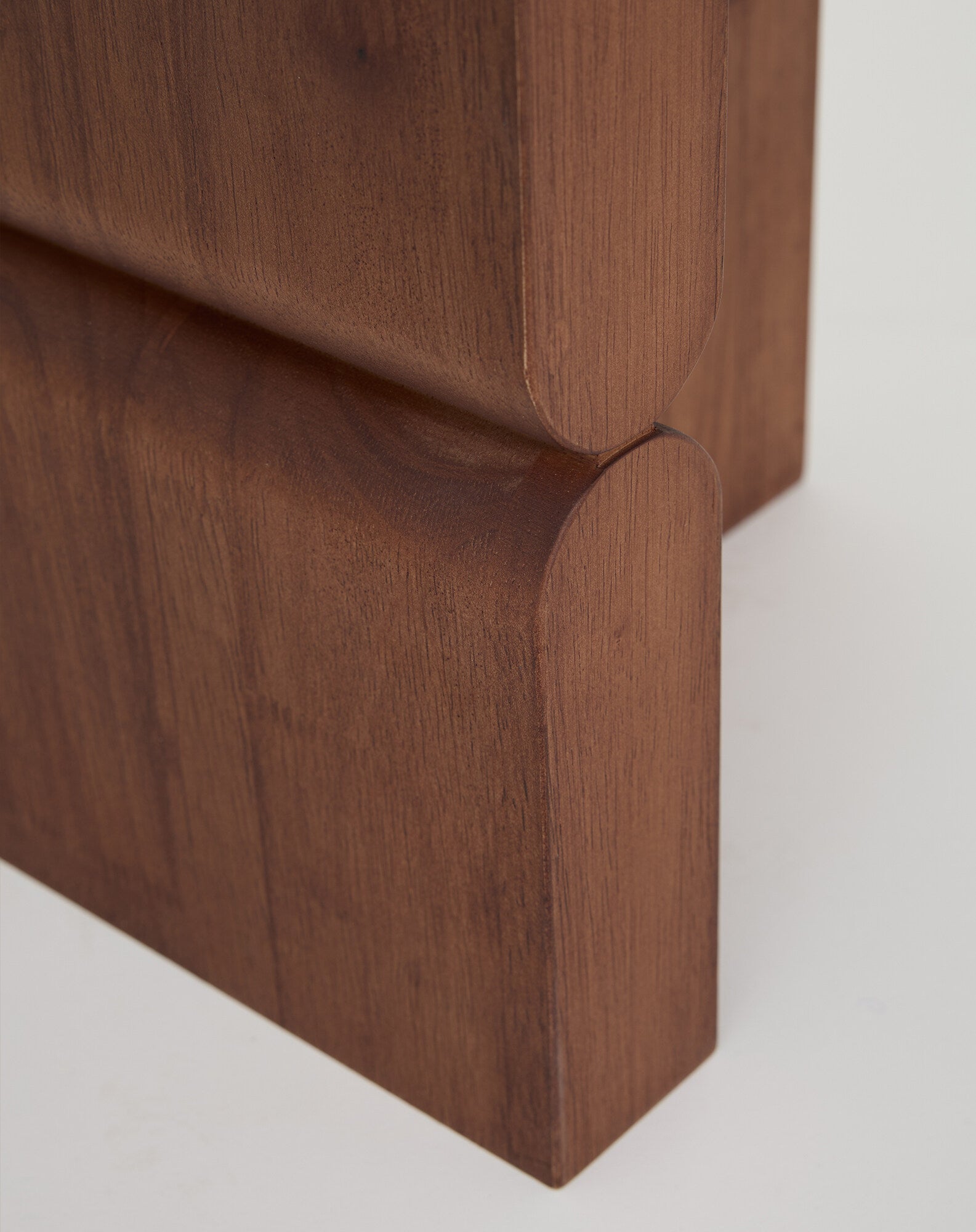 Taburete y mesa auxiliar de madera tintada noon