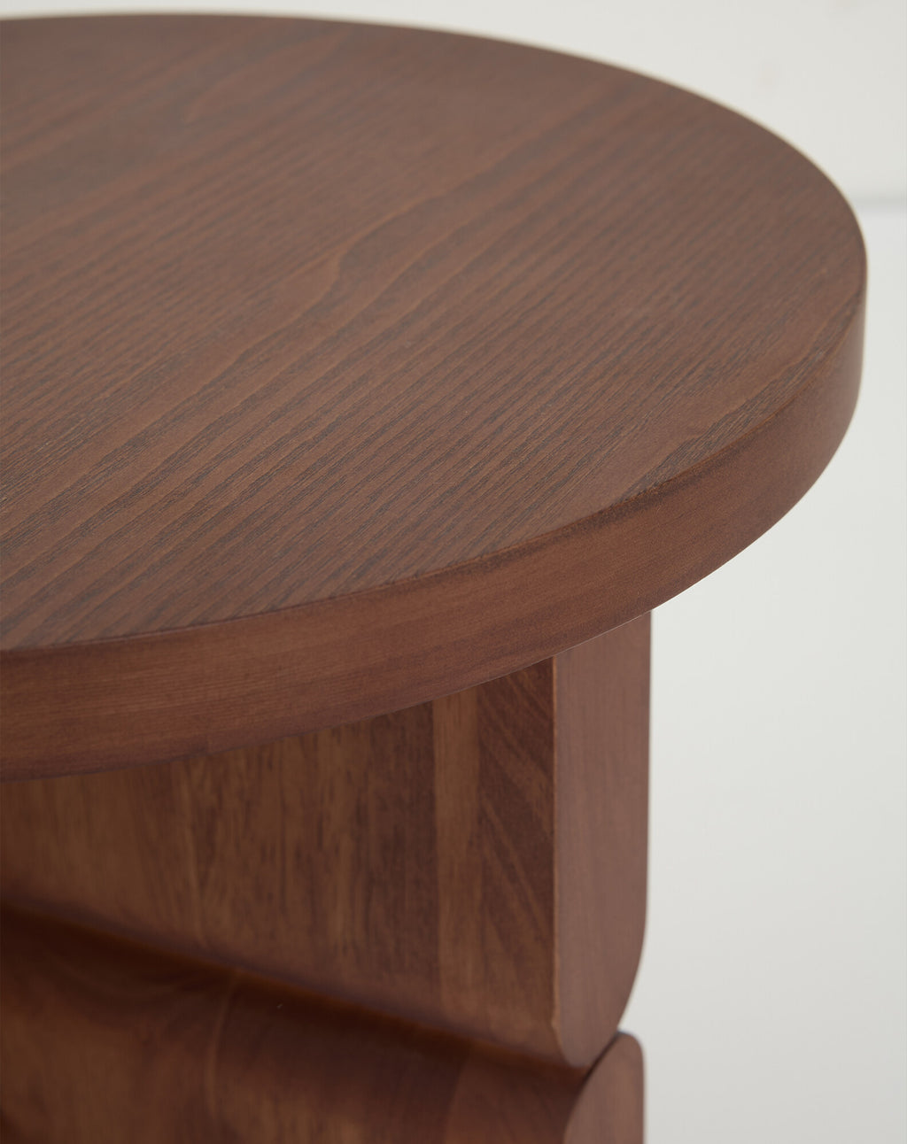 Taburete y mesa auxiliar de madera tintada noon