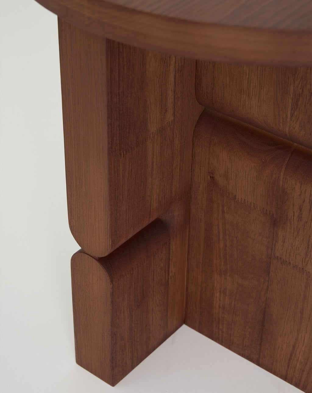 Taburete y mesa auxiliar de madera tintada noon
