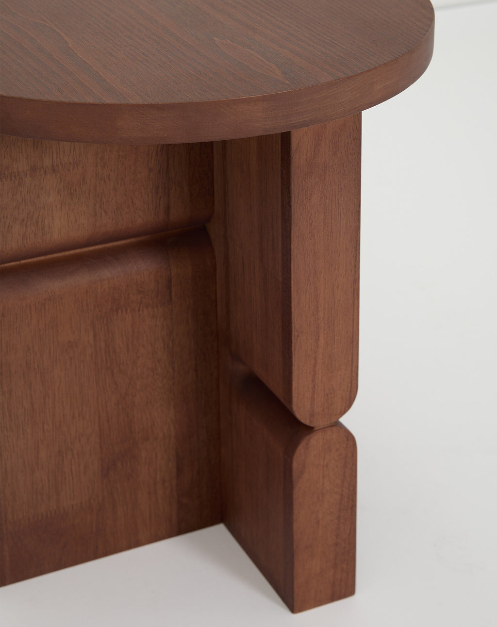 Taburete y mesa auxiliar de madera tintada noon