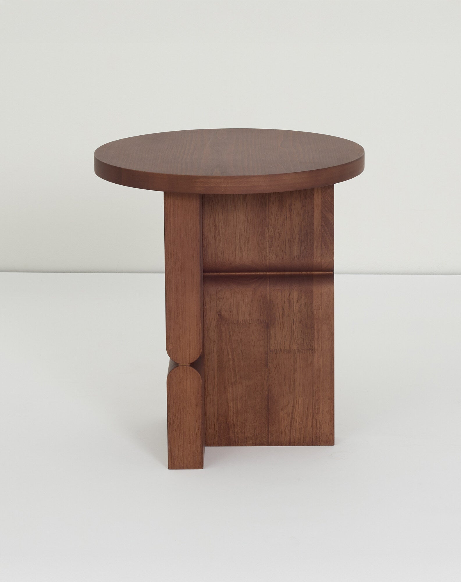 Tabouret et table d'appoint en bois teinté noon