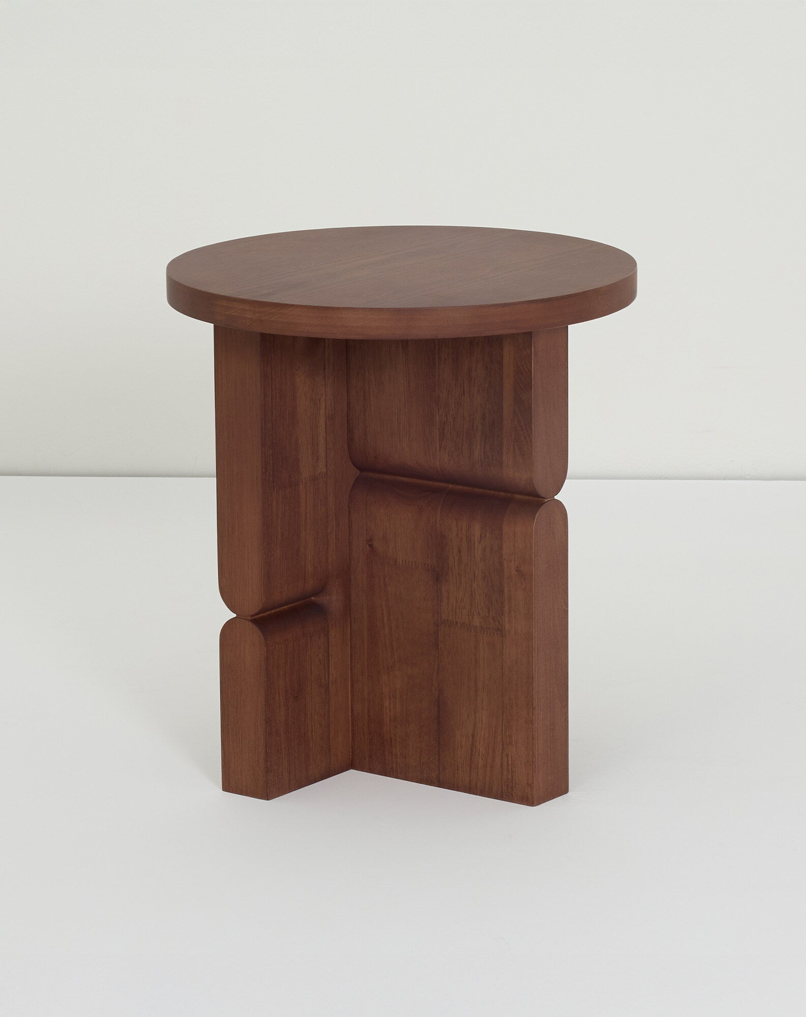 Tabouret et table d'appoint en bois teinté noon