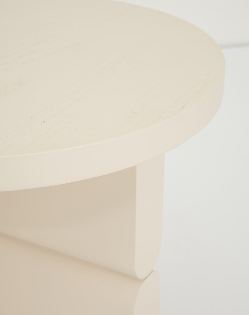 Taburete y mesa auxiliar de madera pintada noon