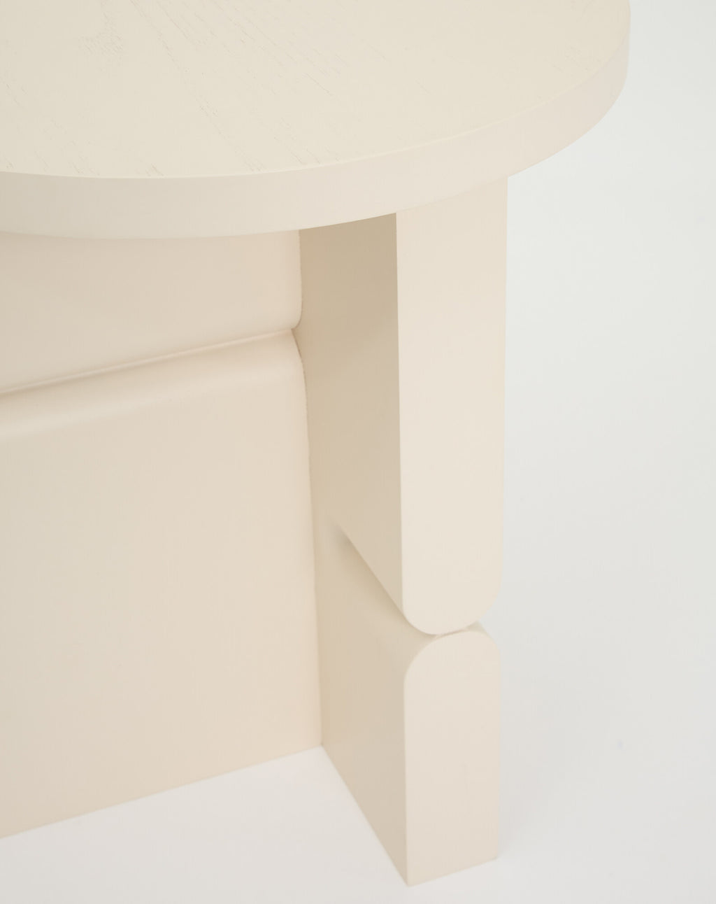 Taburete y mesa auxiliar de madera pintada noon
