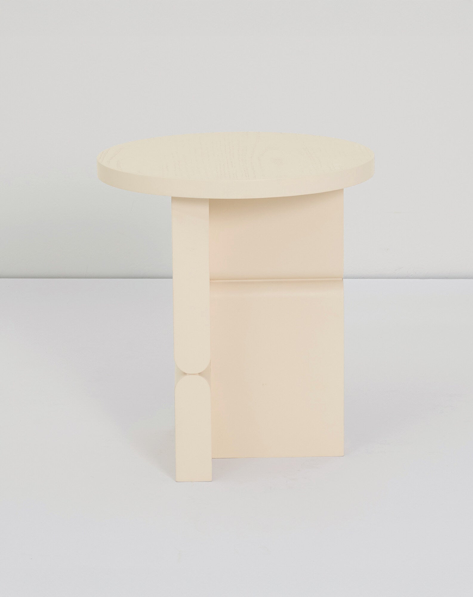 Tabouret et table d'appoint en bois peint noon
