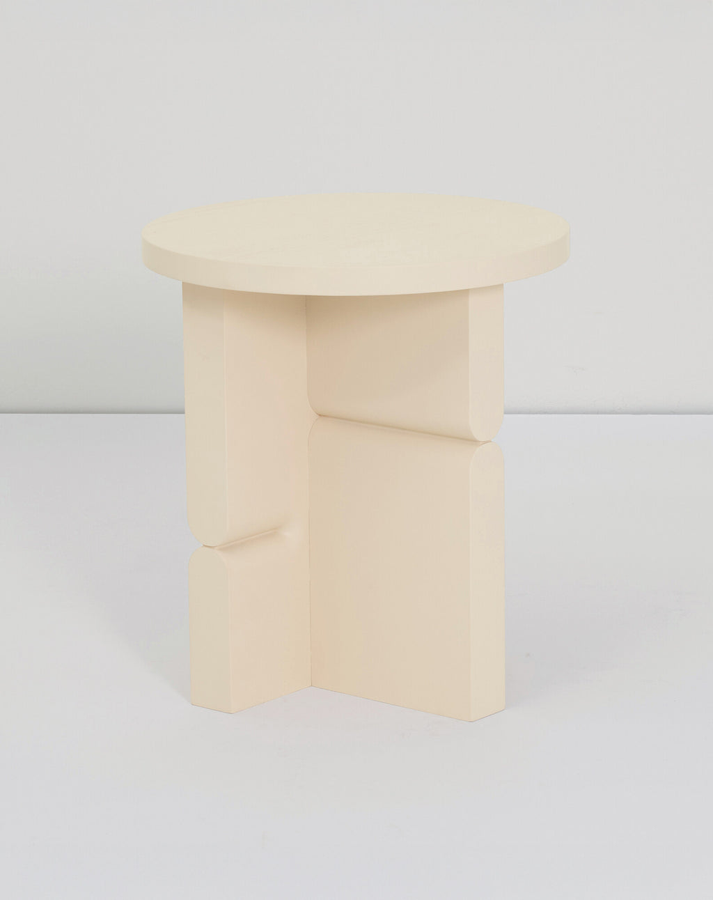 Taburete y mesa auxiliar de madera pintada noon