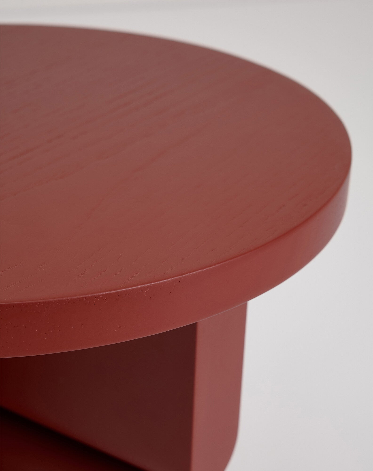 Tabouret et table d'appoint en bois peint noon