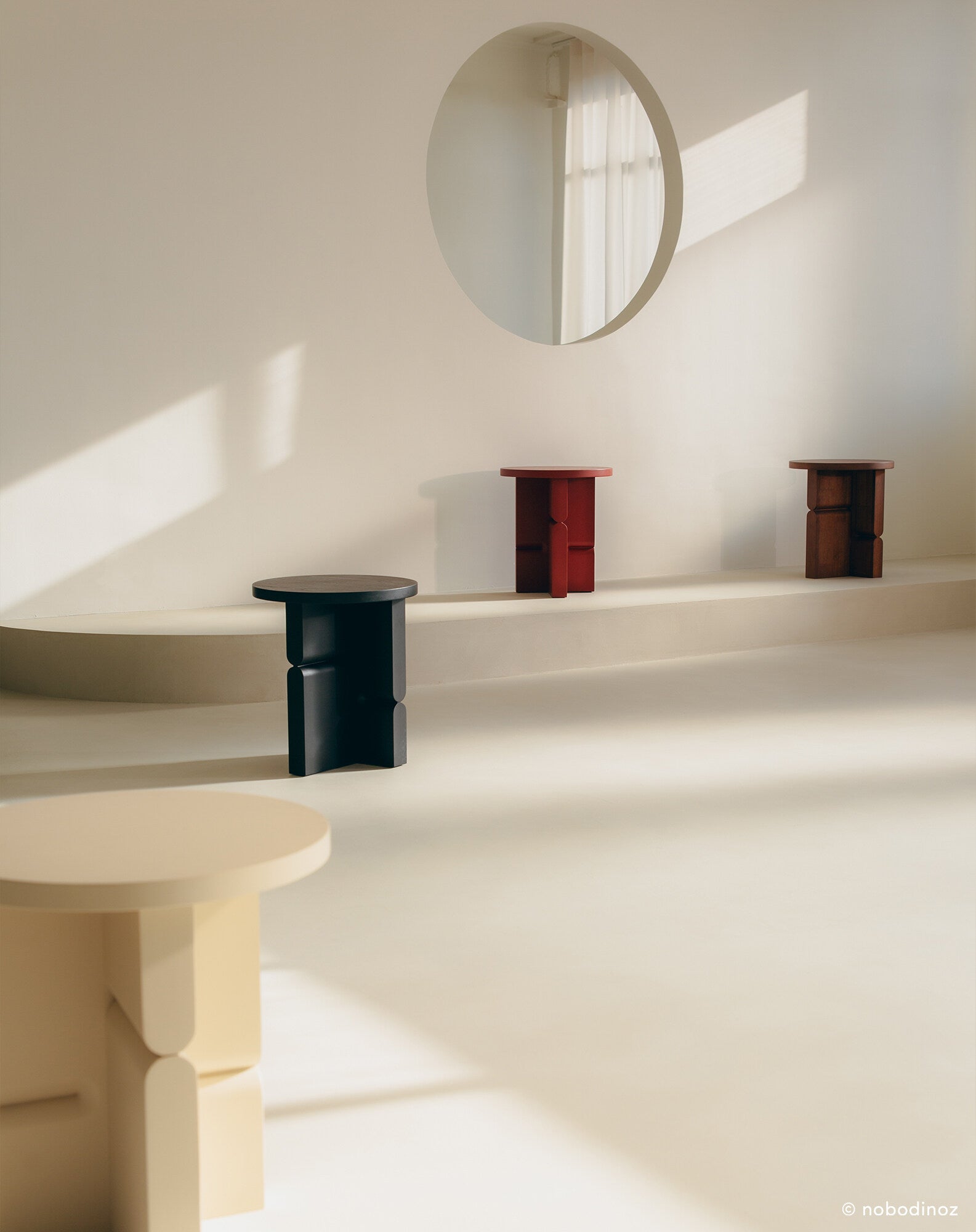 Tabouret et table d'appoint en bois peint noon