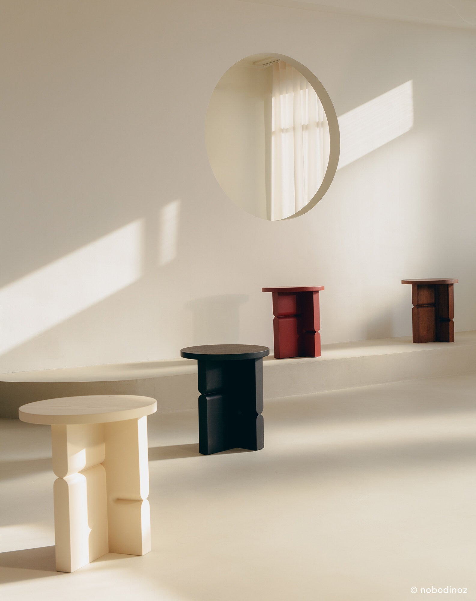 Tabouret et table d'appoint en bois peint noon