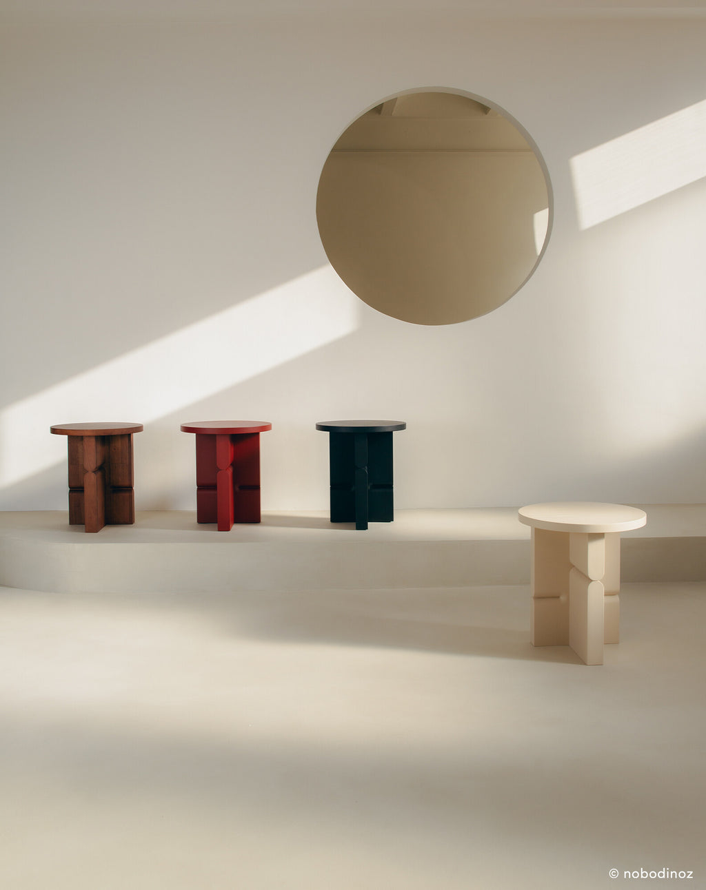 Tabouret et table d'appoint en bois peint noon
