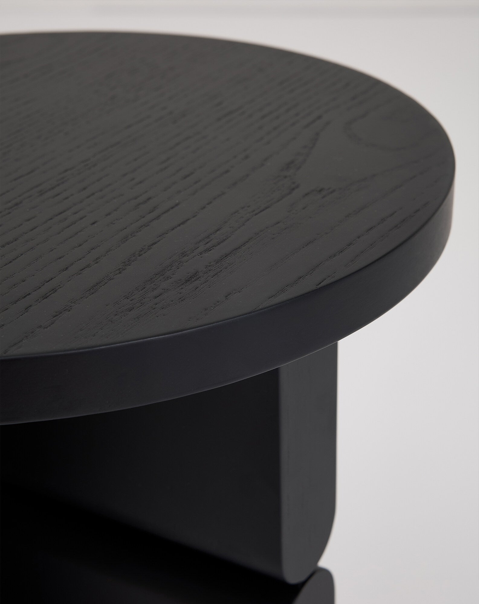 Taburete y mesa auxiliar de madera pintada noon