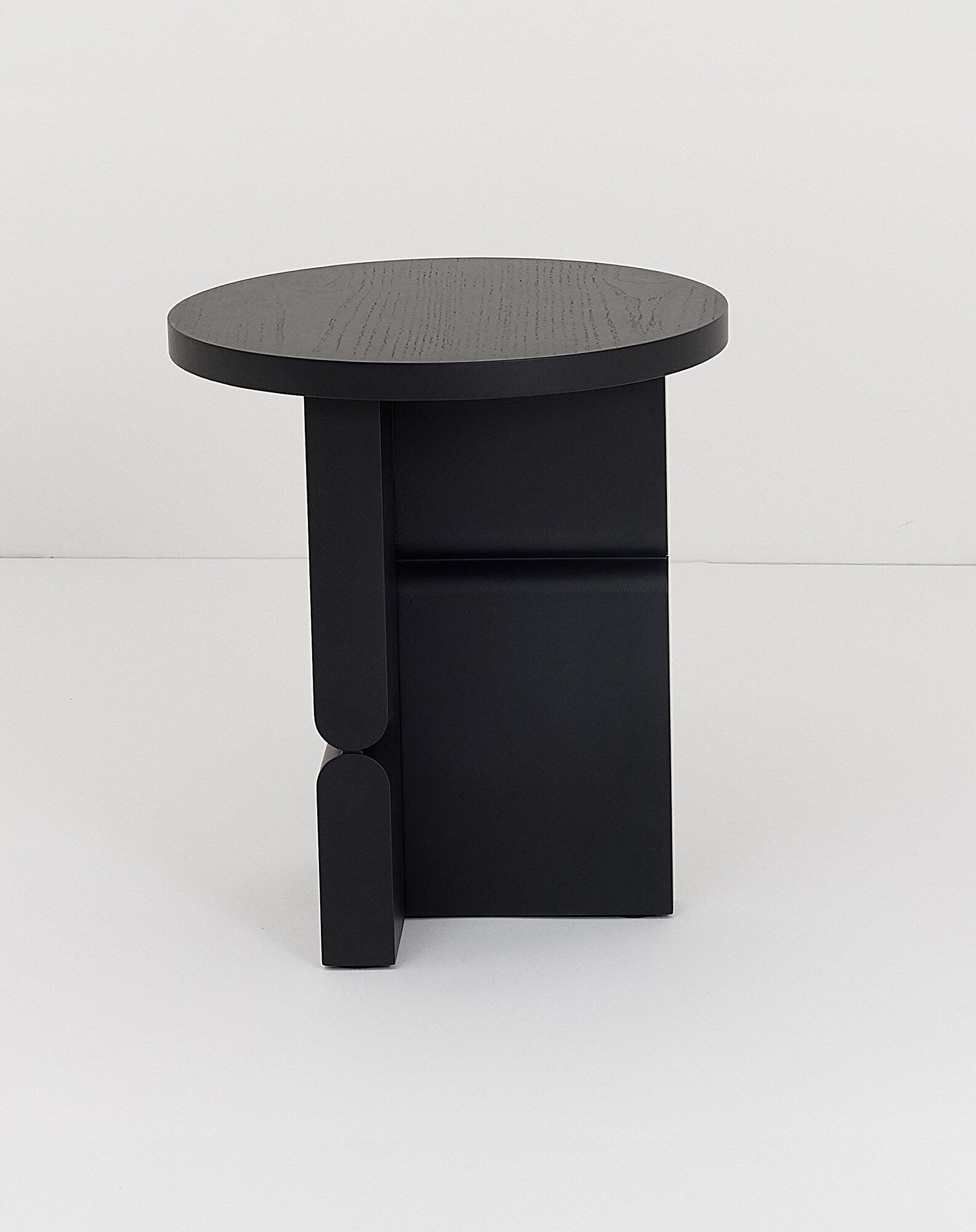 Tabouret et table d'appoint en bois peint noon