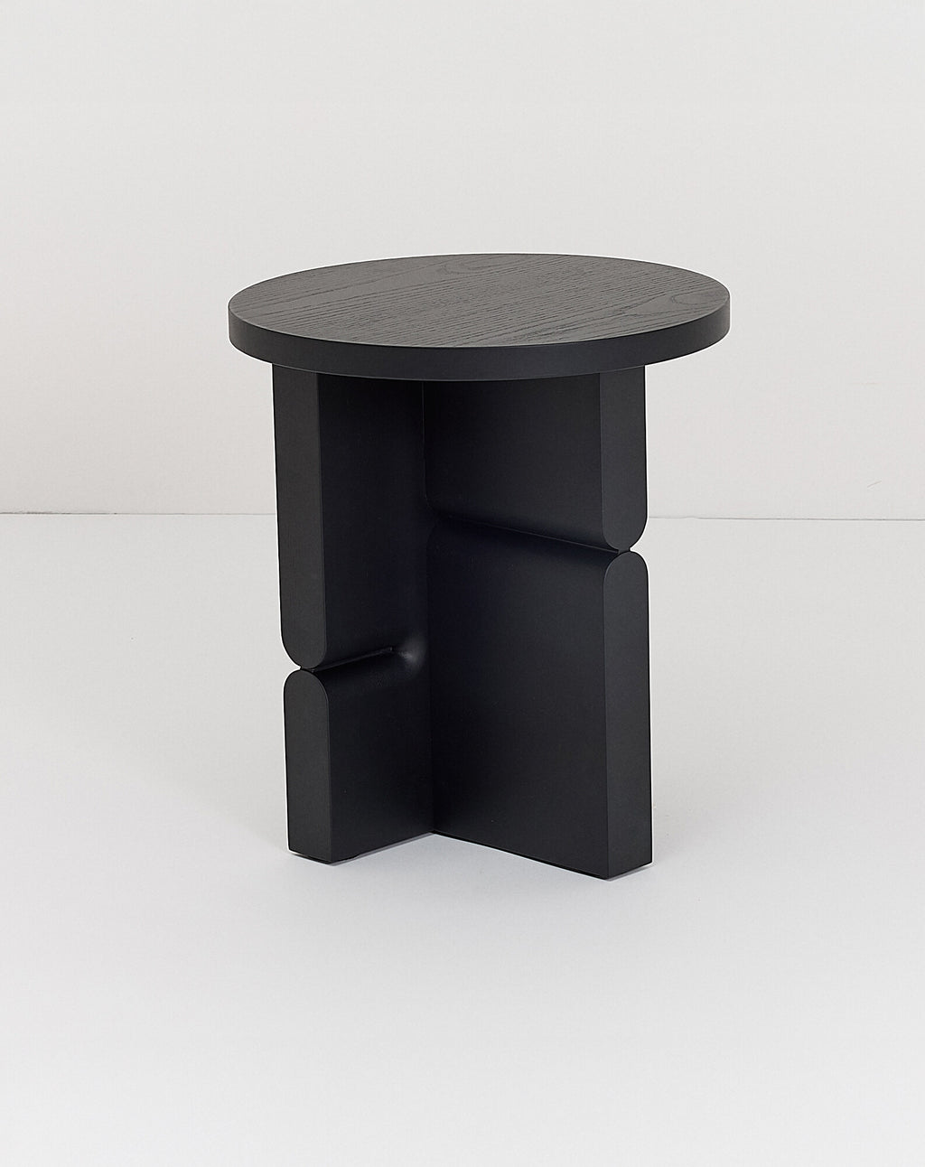 Taburete y mesa auxiliar de madera pintada noon