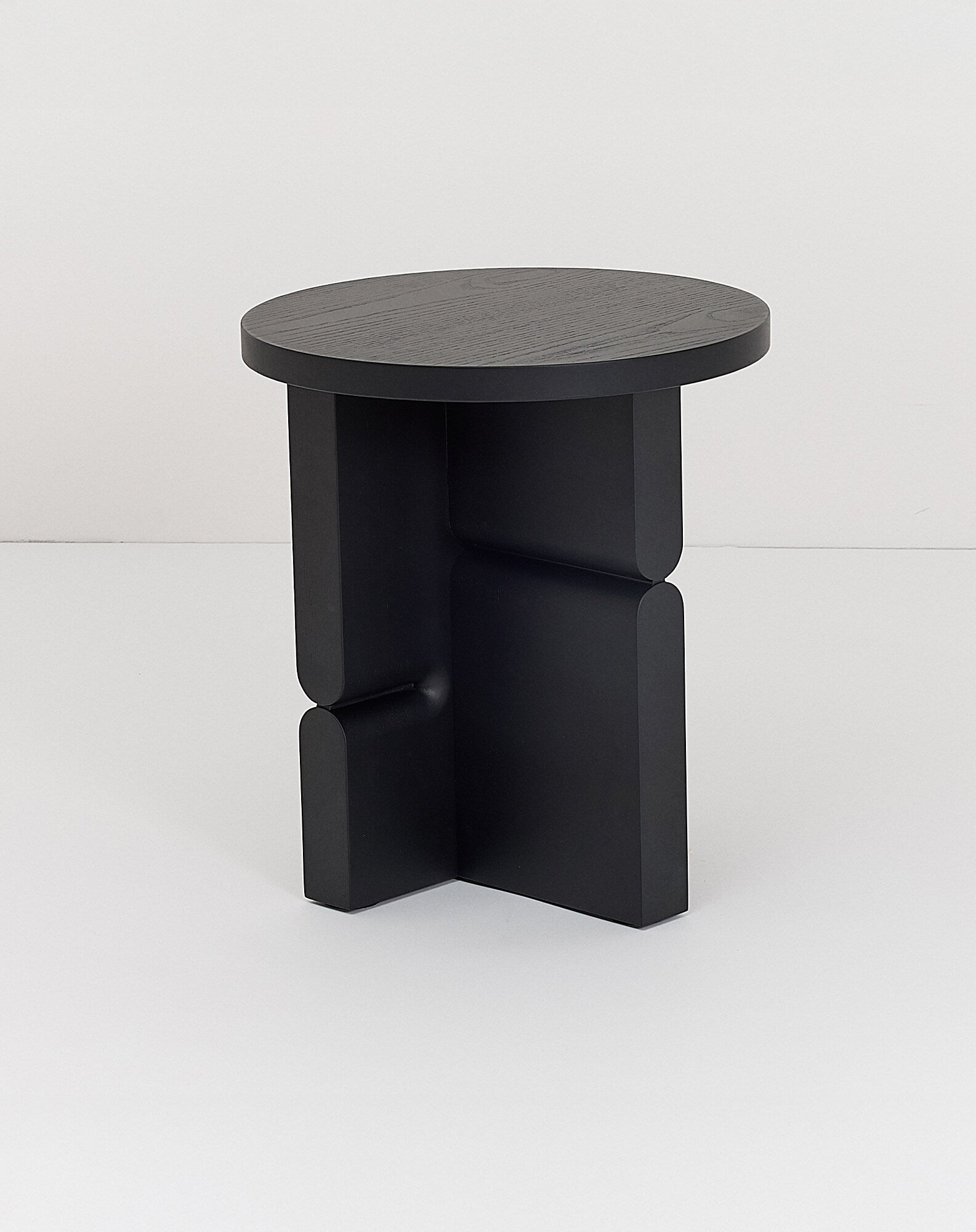 Tabouret et table d'appoint en bois peint noon