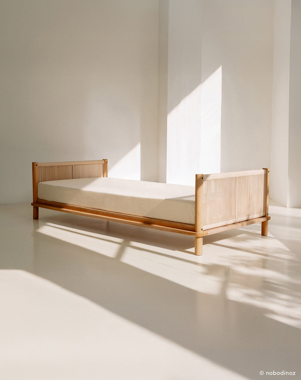 Cama individual de roble macizo Latitude