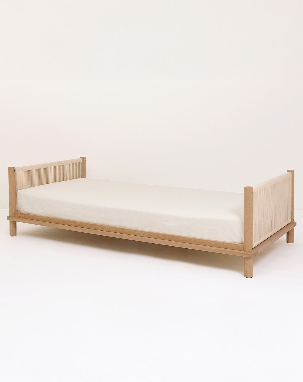 Cama individual de roble macizo Latitude