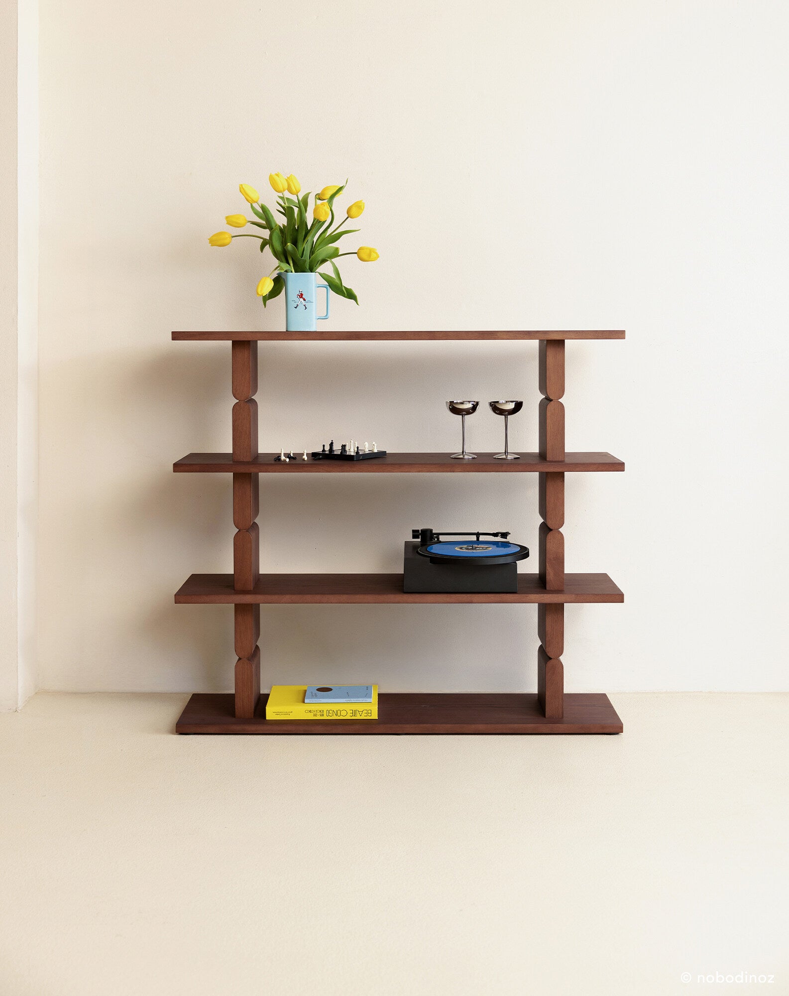 Estantería de madera tintada noon