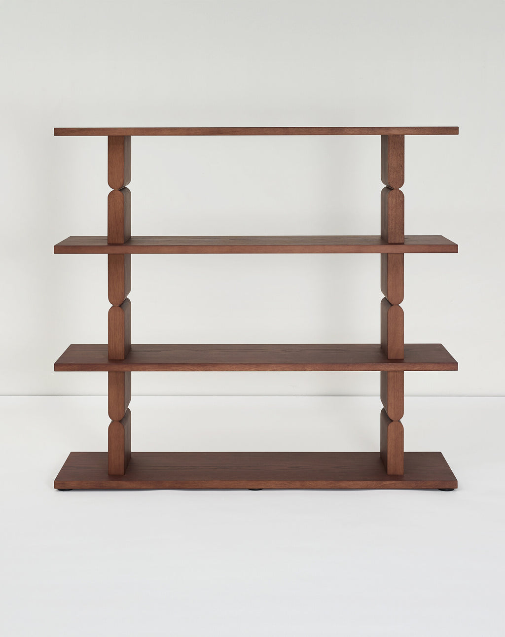 Estantería de madera tintada noon