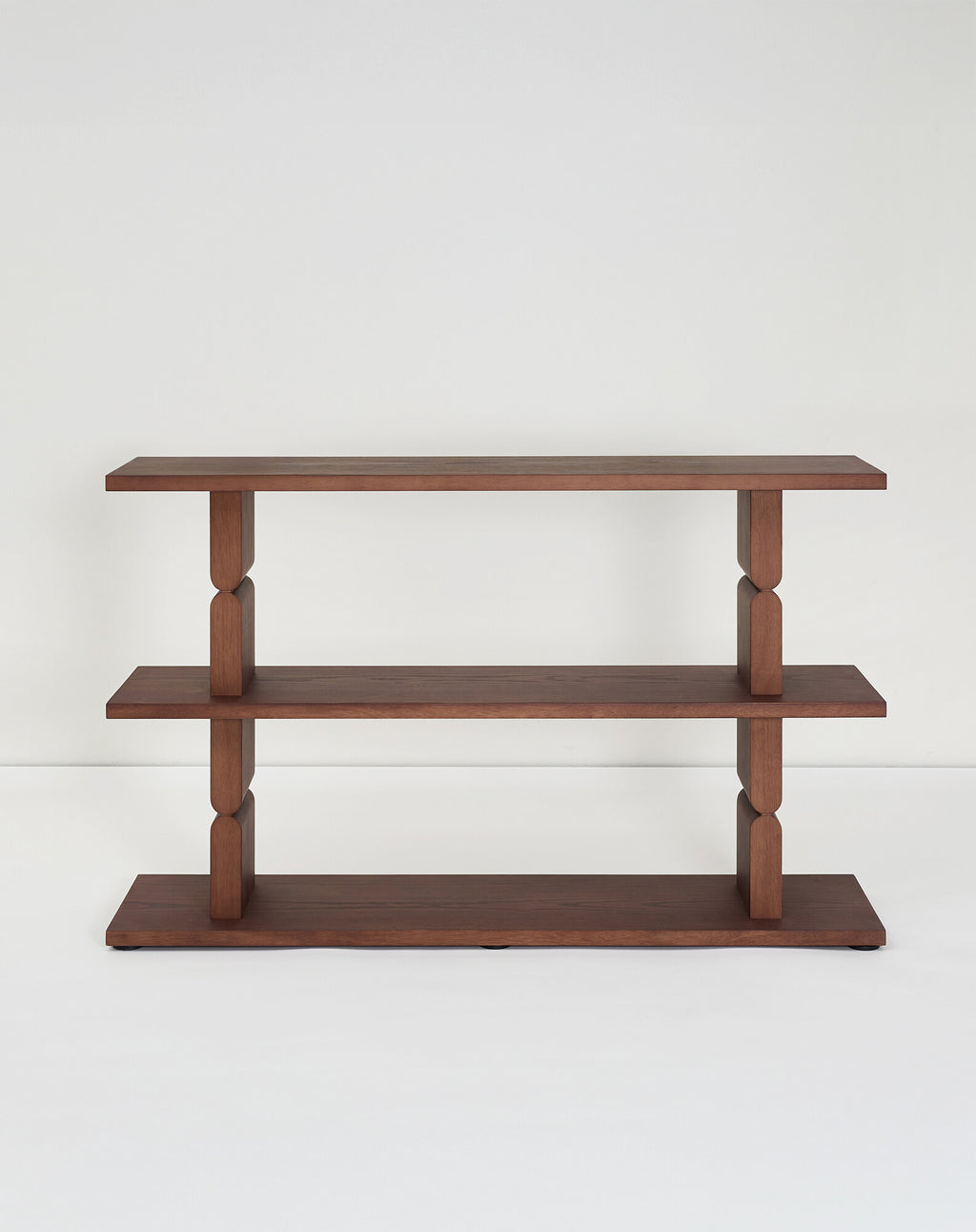 Estantería de madera tintada noon