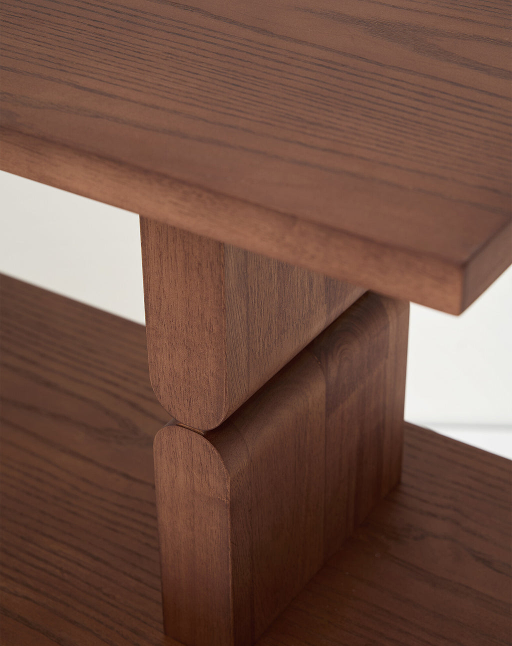 Estantería de madera tintada noon