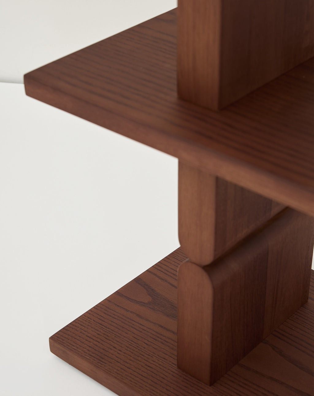 Estantería de madera tintada noon