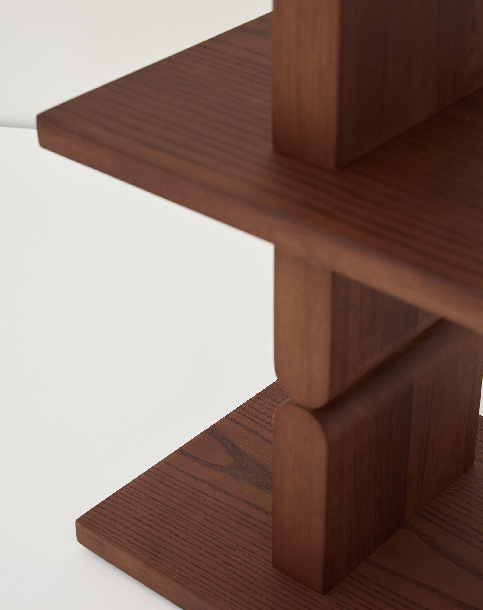 Estantería de madera tintada noon