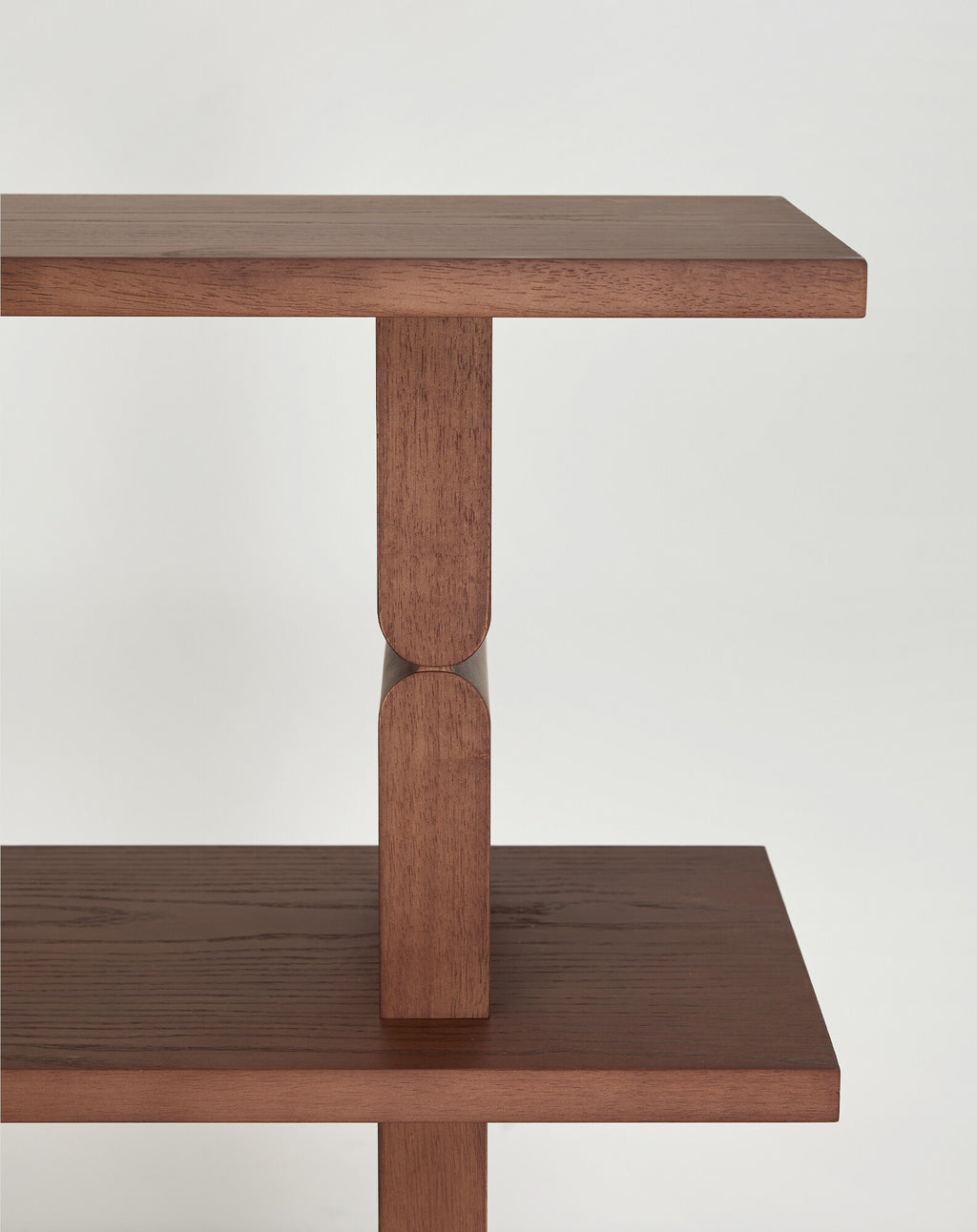 Estantería de madera tintada noon