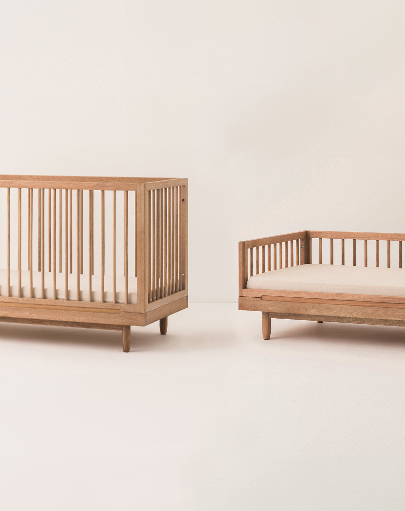 Lit bébé évolutif en chêne massif + Kit de conversion en lit junior Pure