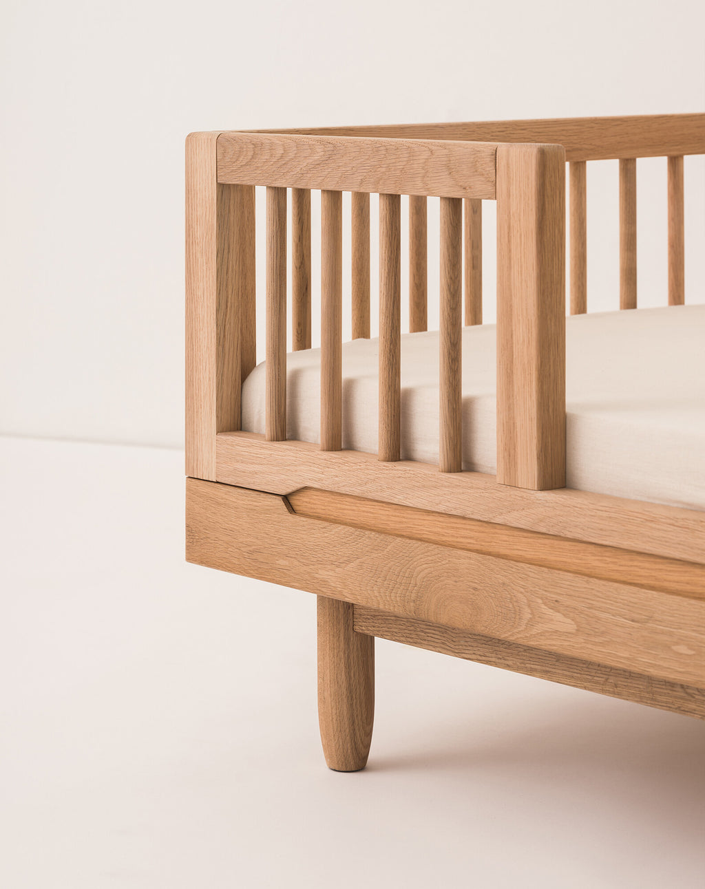 Safety bed barrier in solid oak Pure